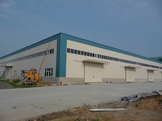 Αποθήκη χάλυβα με οροφή με σάντουιτς και γαλβανισμένο πλαίσιο