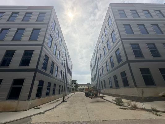 Ζυγισμένη δομή από χάλυβα για οροφή με σάντουιτς Q235B Q345B Q355B