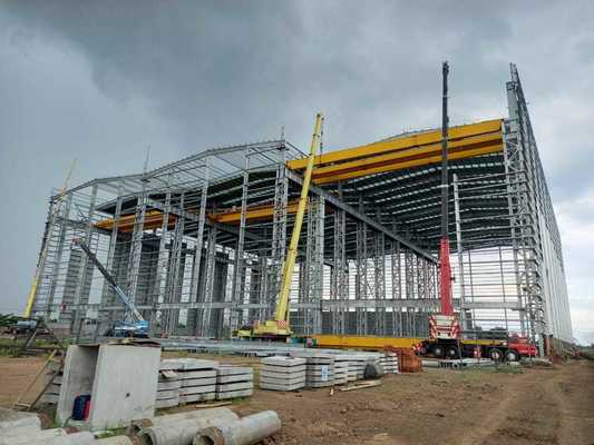 Αποθήκη με ανθεκτική ατσάλινη κατασκευή, μονόφυλλη χαλύβδινη στέγη και επένδυση τοίχων από μονόχρωμη λαμαρίνα, γαλβανισμένη εν θερμώ